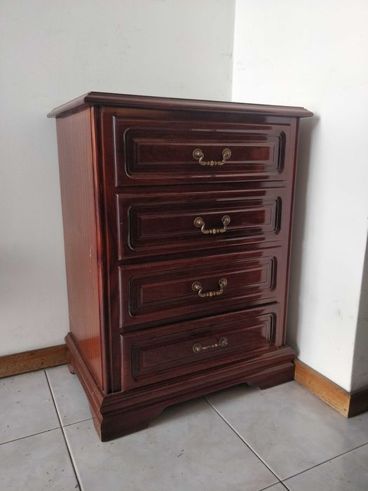 Cómoda em madeira maciça e envernizada