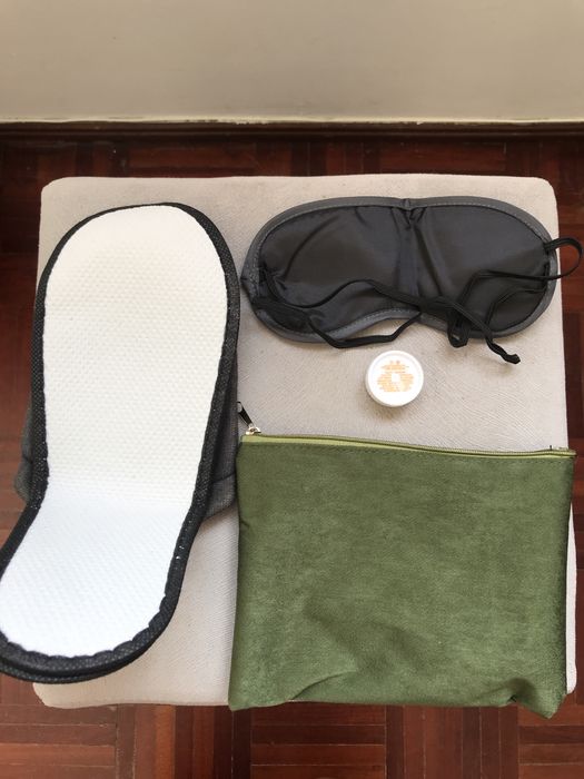 Kit de viagem com bolsa, chinelos, máscara de olhos, hidratante lábios