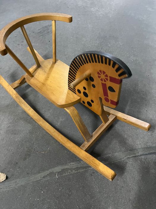 Cavalo madeira com motivos vermelho e preto