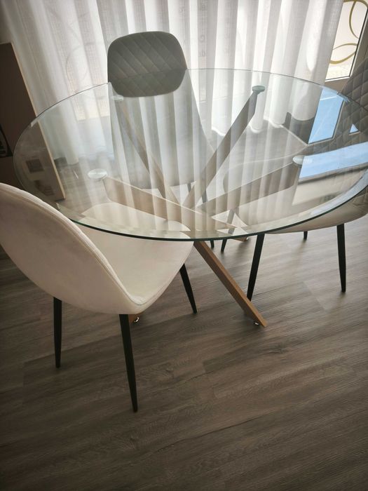 Mesa de vidro com três cadeiras