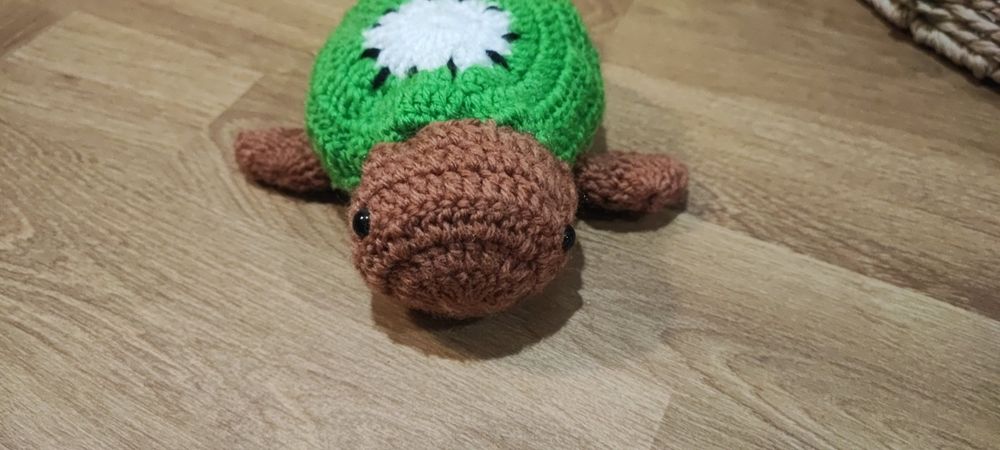Ręcznie robiony żółwik na szydełku z włóczki