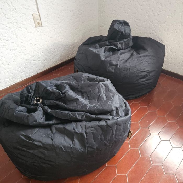 Vendo dois puff pretos