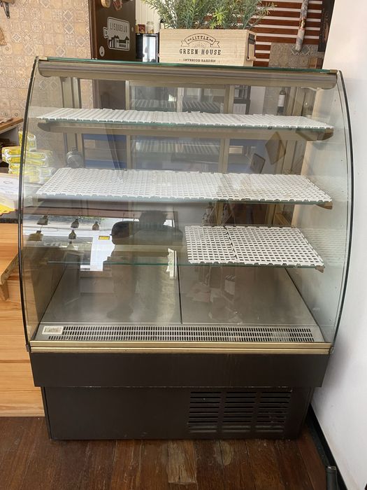 Vitrine de Frio com vidro curvo