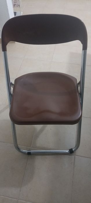 Cadeiras em inox e plástico