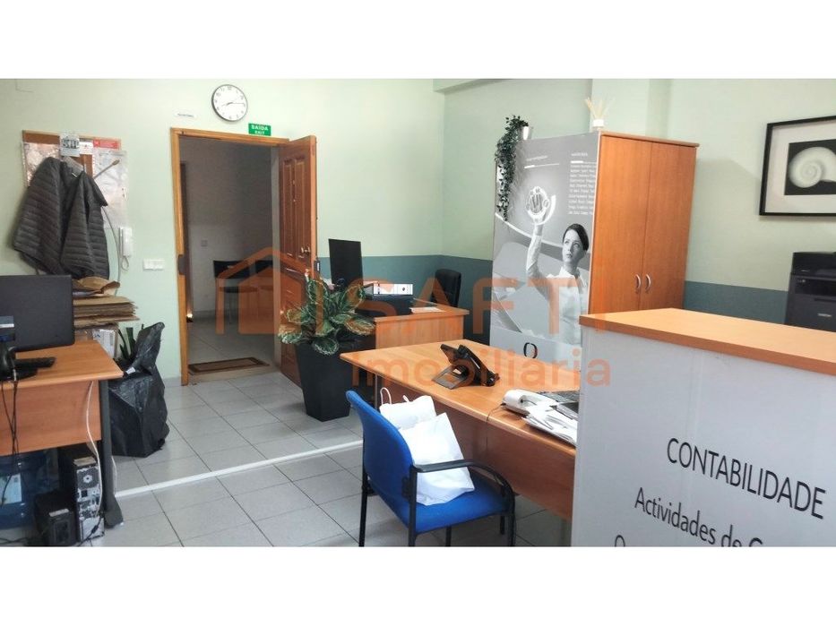 Oportunidade Única: Escritório Espaçoso com Potencial de Transforma...