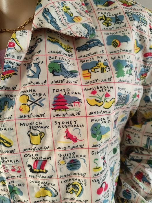 Płaszcz przeciwdeszczowy vintage kremowy w kolorowe ilustracje miast