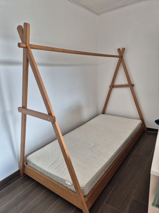 Cama estilo montessori com colchão