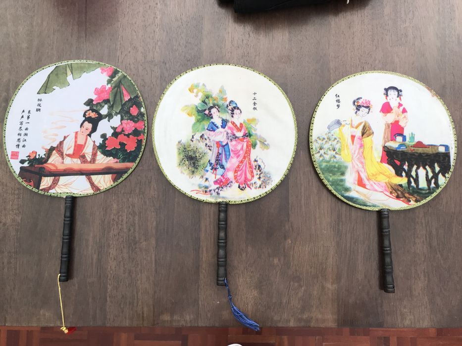 Leques vintage tradicionais com gravuras chinesas