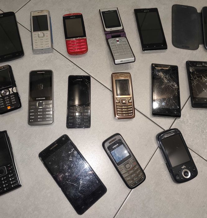 Duży zestaw telefonów Nokia, Sony Ericsson, baterie, ładowarki
