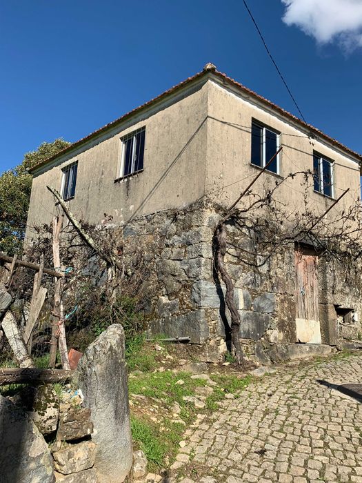 casa de 2 pisos com 80m2 cada e jardim de 30m2
