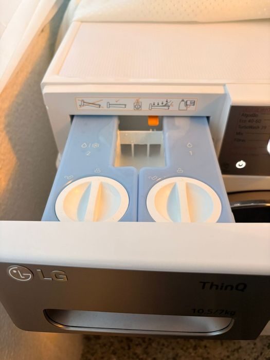 Máquina de Lavar e Secar Roupa LG - F4DV9510P2W