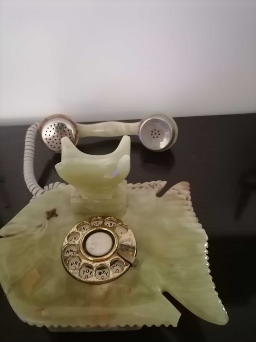 Telefone antigo em mármore
