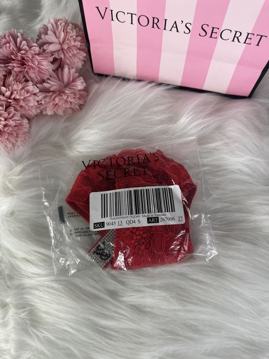 Czerwone koronkowe majtki stringi z kryształkami Victoria’s Secret S
