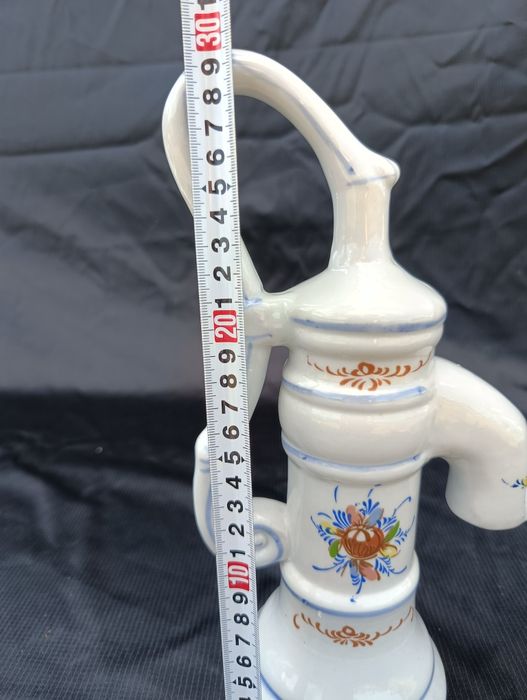 Dekoracja ceramiczna pompa
