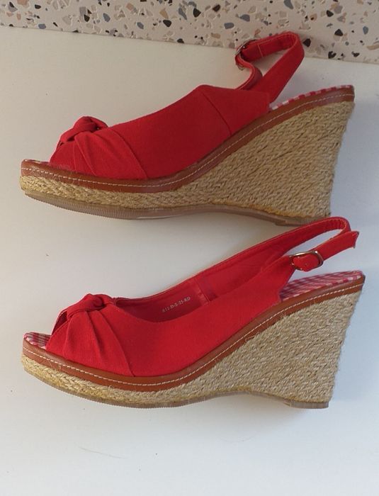 Czerwone sandałki na koturnie