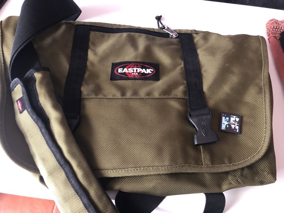 Mala a  tira colo homem eastpak