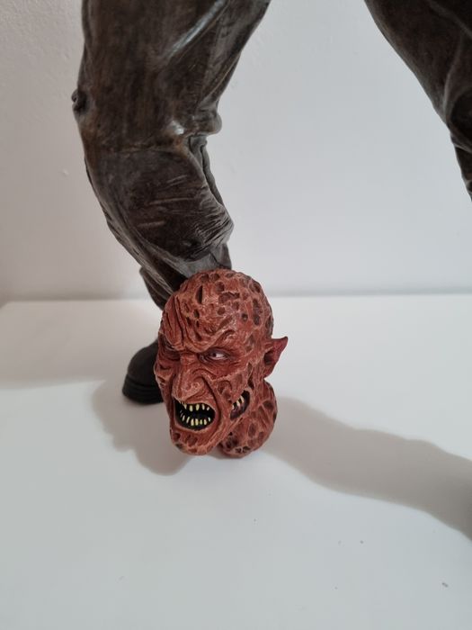 NECA Freddy Krueger com sons - 50cm