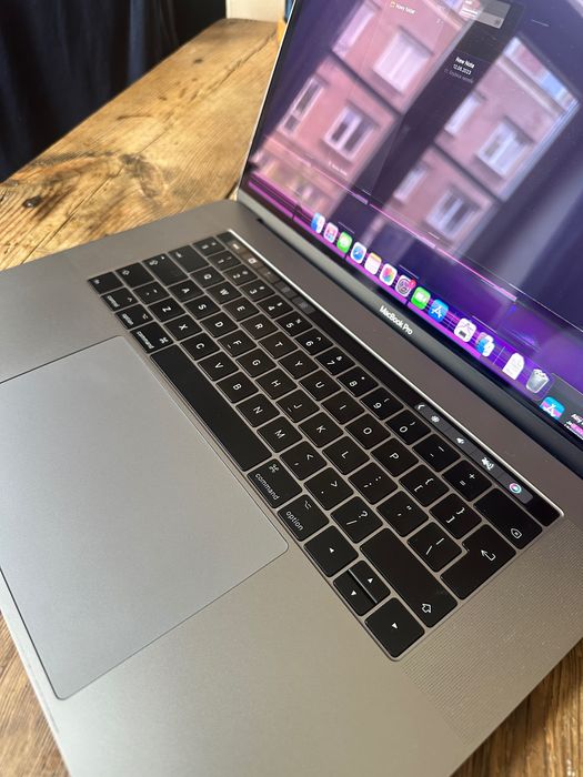 MacBook Pro 15 2016, A1707, i7, paski na ekranie