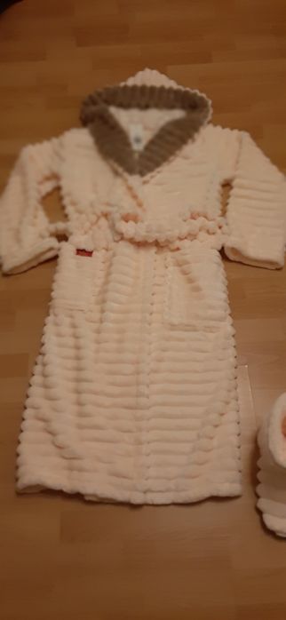 Халат жіночий,  до нього є взуття у комплекті, колір персик.