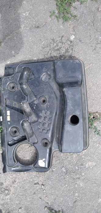 Крышка двигателя  автомобиля