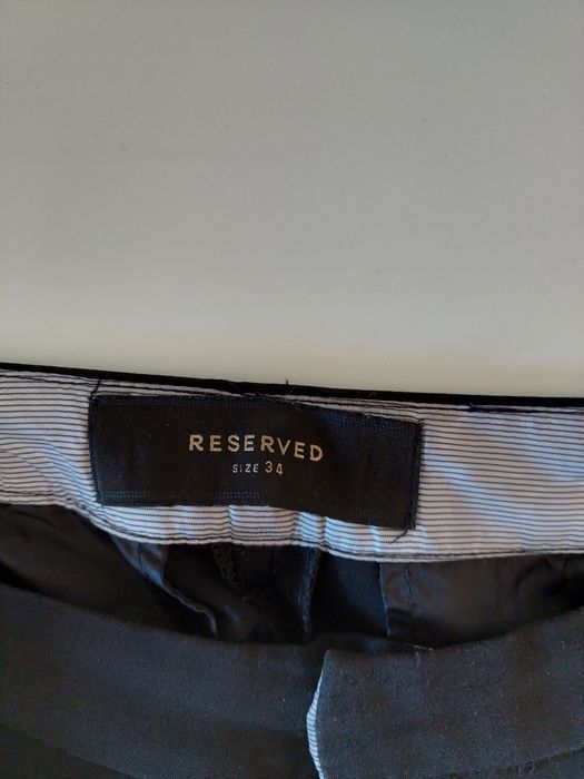 Czarne, proste spodnie.