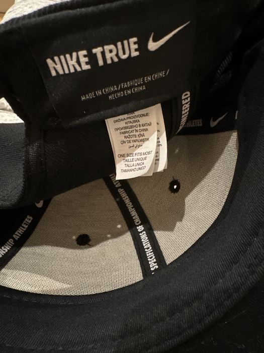 Chapéus Nike e Nixon
