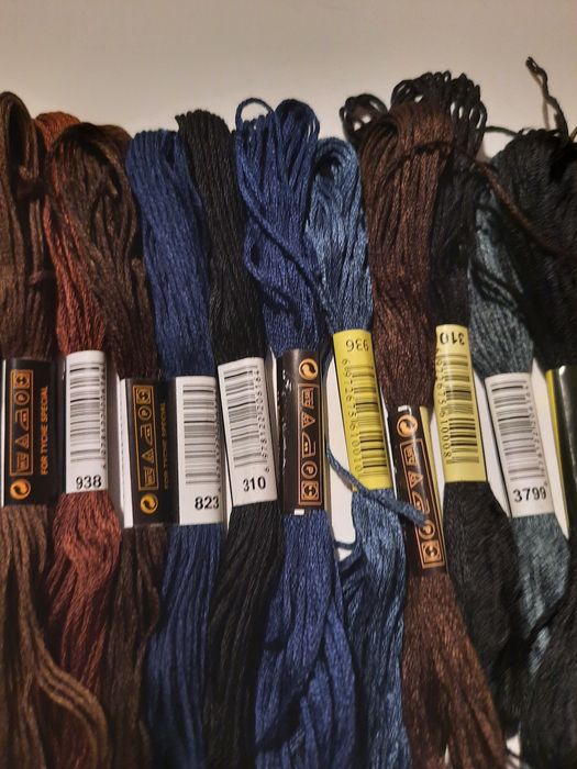 20 meadas de fio para bordados, ponto cruz e costura.