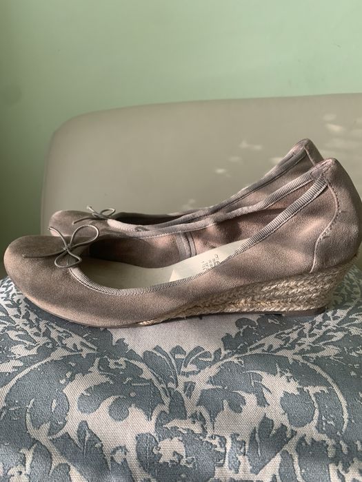 Buty damskie na koturnie.