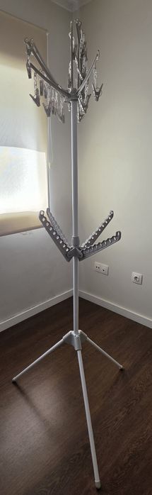 Estendal de roupa com pinças