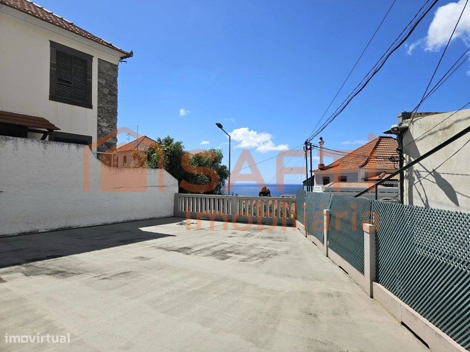 Fantástica Moradia T4 no Funchal com vista e localização prime!
