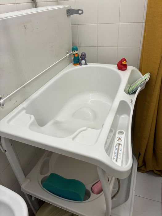 Banheira e muda fraldas de bebe  Brevi