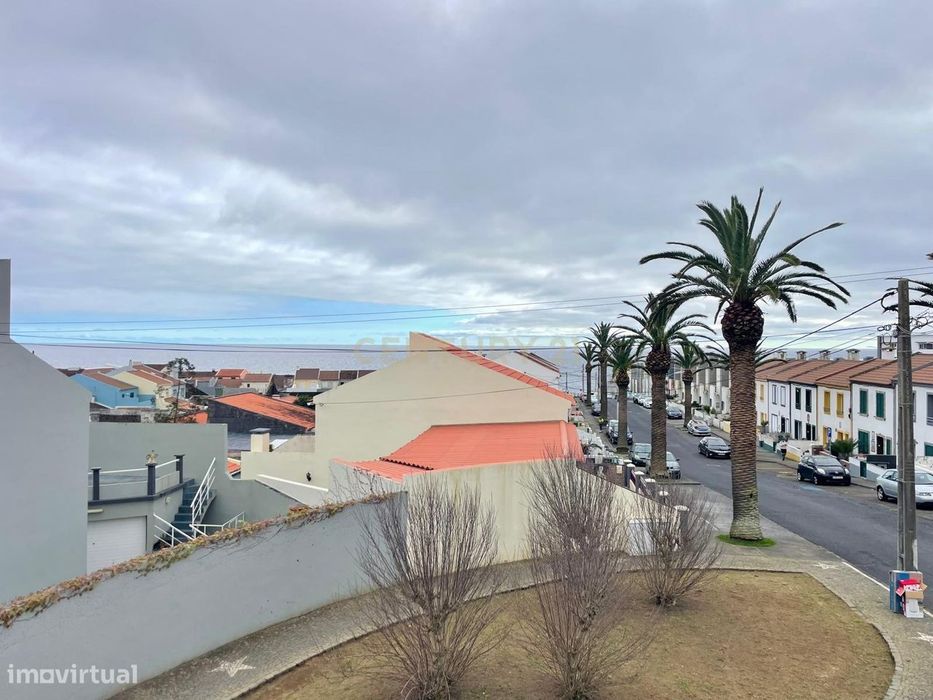 Moradia T2+1 com Quintal e Vista Mar no Centro de Lagoa