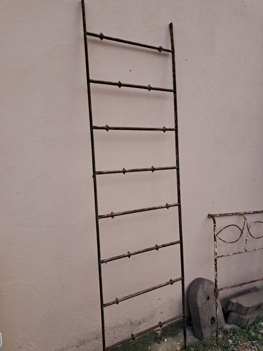 Gradeamento em ferro forjado antigo.