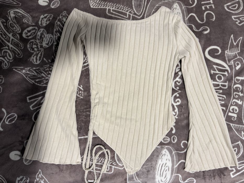 Стильна жіноча кофтинка молочного кольору з ввдкритим плечем.