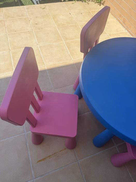 Mesa e 4 cadeiras de crianca ikea para exterior / interior