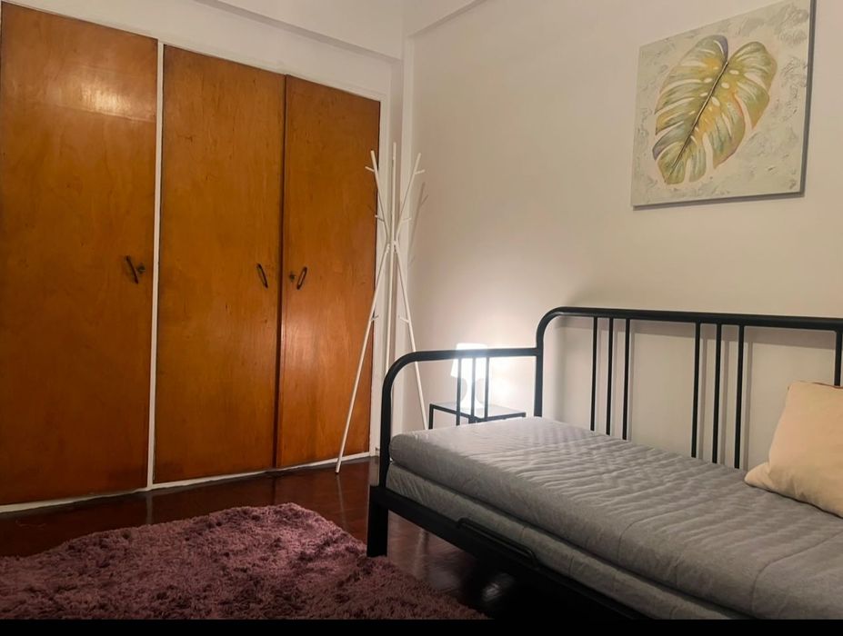 Quarto amplo e luminoso com varanda zona central Benfica