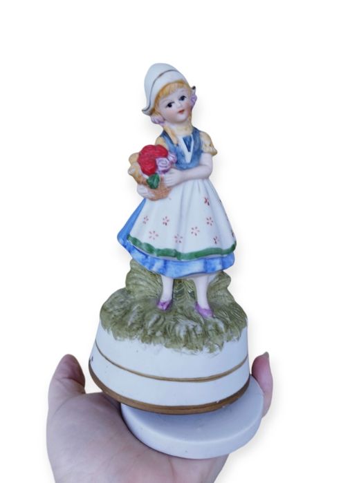 Музыкальная фарфоровая статуэтка девочка