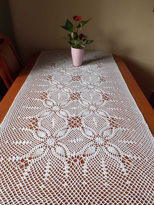 Bieżnik na stół lub ławę.