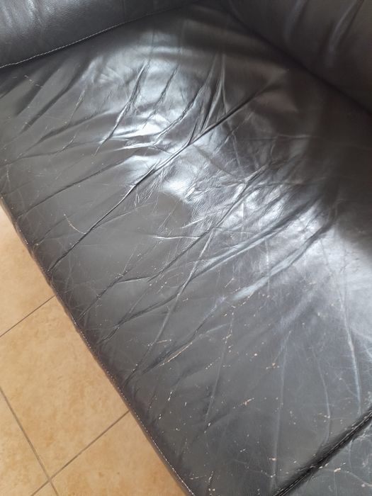 Sofá em pele preto