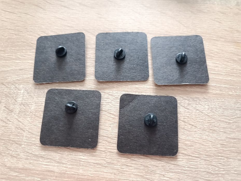 Emaliowane przypinki marki Pinbox