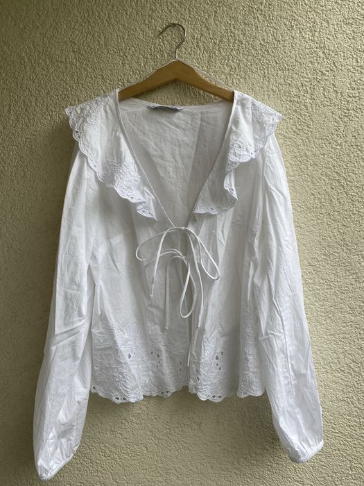 Biała koszula wiązana z falbnką stradivarius M