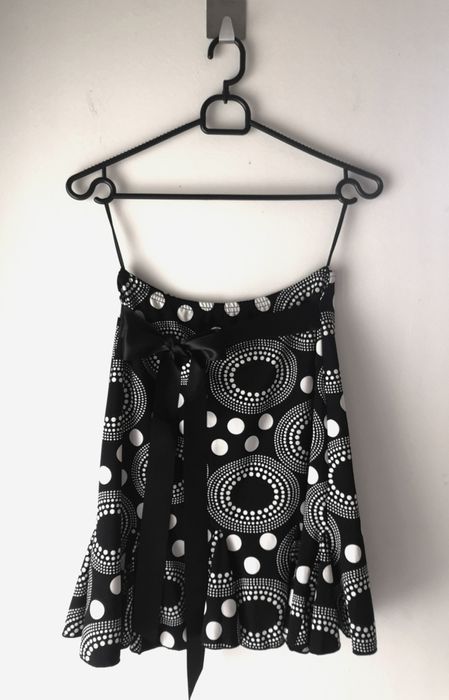 Czarna spódniczka w białe geometryczne wzory Y.O.U., rozmiar 34