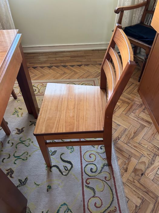 Mesa extensível em madeira c/ 6 cadeiras