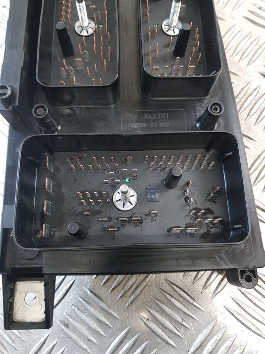Skrzynka Bezpieczników 13206748 Opel Astra H 1.9D 07R-
