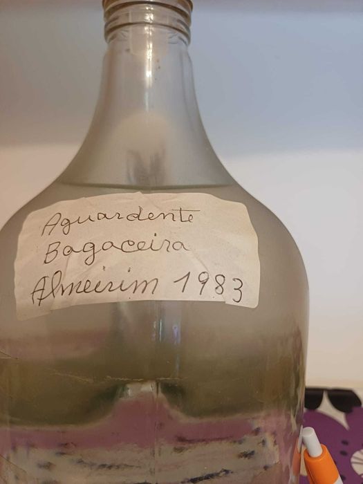Garrafa de vidro, antiga e cheia