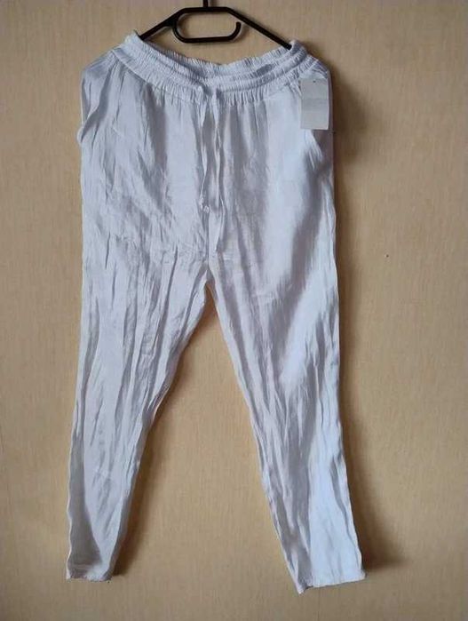 Białe spodnie lekkie przewiewne - must have na lato! Styl i wygoda New Colection rozmiar M