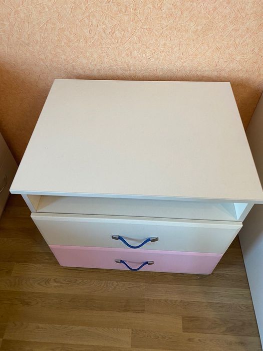 Тумба під ТВ для дівчинки;