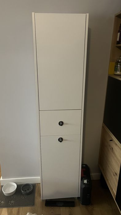 Słupek/szafka łazienkowa z koszem na pranie