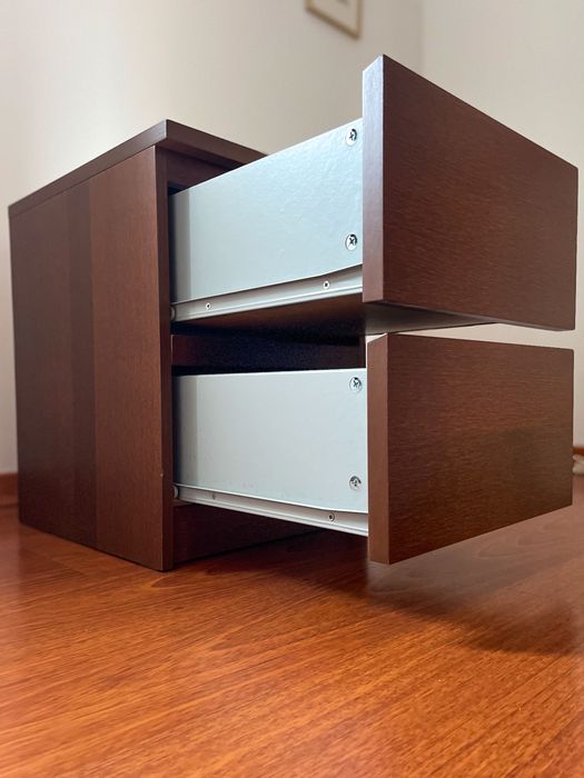 Mesa de Cabeceira Compacta e Funcional - Ótimo Estado!