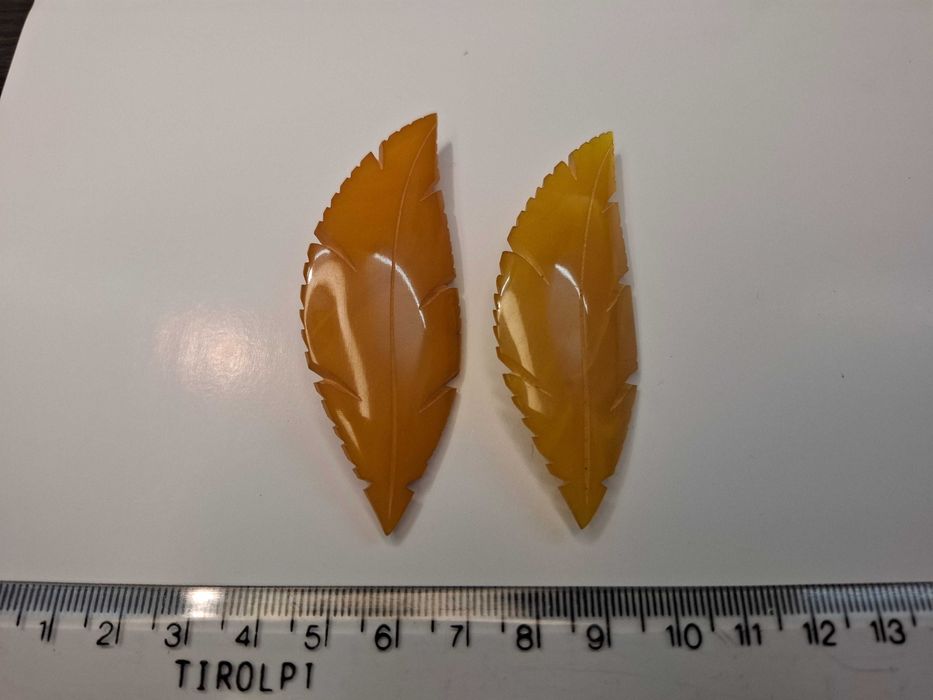 Dwa liście. Broszki bakelitowe wykonane w latach 60 XX wieku